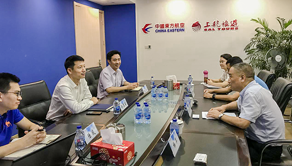 7月9日，集團公司董事長李漢東、副總經(jīng)理龔勇一行前往上航假期國際旅行社總部，拜訪上航假期總經(jīng)理靳黎軍，雙方就下一步開展更加深入的合作進行了洽談。市場營銷部、經(jīng)營管理部相關(guān)負(fù)責(zé)人陪同參加。.png