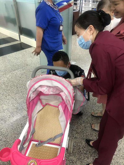 圖片1.png“真情服務(wù)”是讓旅客更加安心、放心、舒心的出行。行查室作為部門進(jìn)港服務(wù)的最后一個(gè)環(huán)節(jié)，在日常工作中也很注重服務(wù)細(xì)節(jié)。6月10日，行查室工作人員幫助旅客打開嬰兒車，為她排憂解難。.png