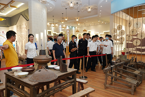 “助力鄉(xiāng)村振興，踐行艱苦奮斗” 將新員工黨性教育活動(dòng)搬到對(duì)口幫扶村.jpg