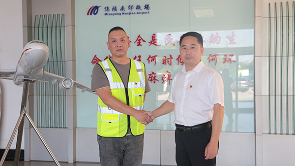 1656576107839722.jpg “七一”慰問傳黨情 黨的關(guān)懷暖人心2.jpg