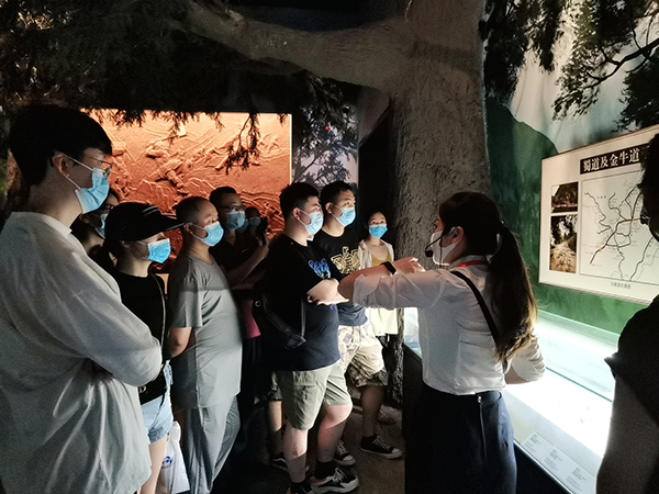 安檢站旅檢一隊開展“學(xué)歷史 促凝聚”團建活動2.jpg