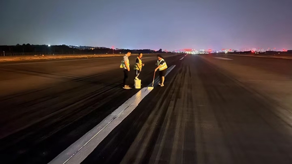 深夜，航班結(jié)束后，工作人員對跑道中心線進(jìn)行復(fù)新_副本.jpg